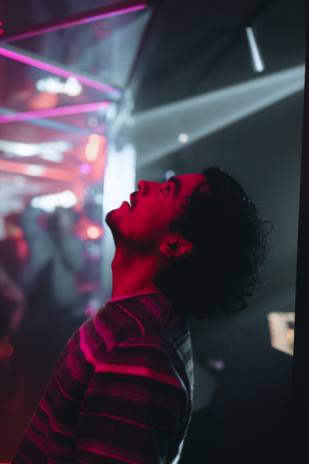 Gast met het hoofd in de nek in paars licht