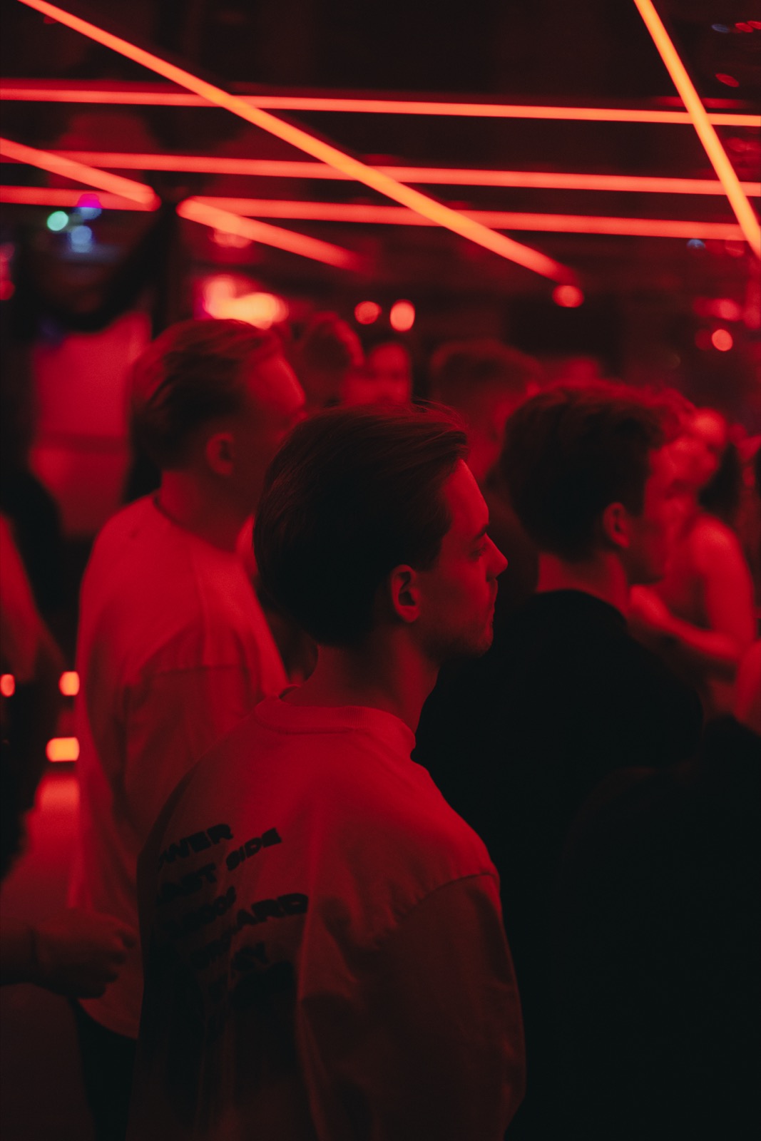 Gasten in rood licht op de dansvloer
